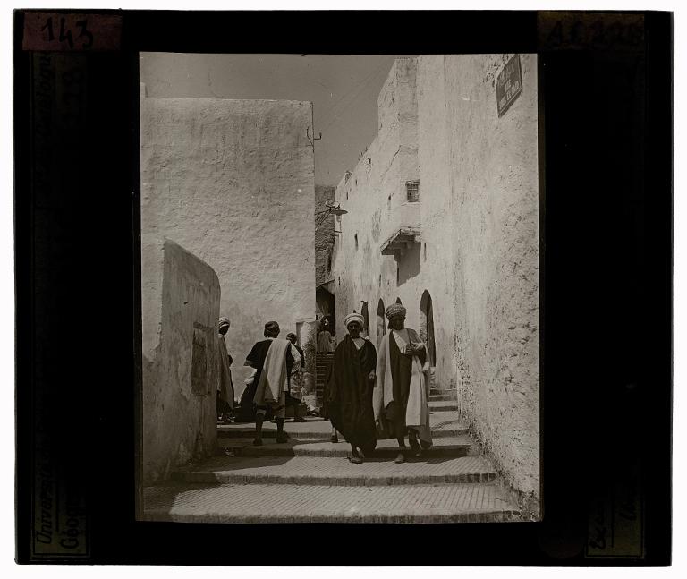 Une rue dans la ville haute à Sousse