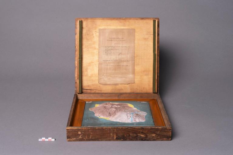 Boite d'emballage du Relief de l'Ile de la Réunion par L. Maillard 1/300 000